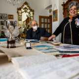 Una volta entrati nell�abitazione della donna, nel centro storico cittadino, veniamo accolti da vecchie immagini, cartoline, ritagli di giornale e libri...